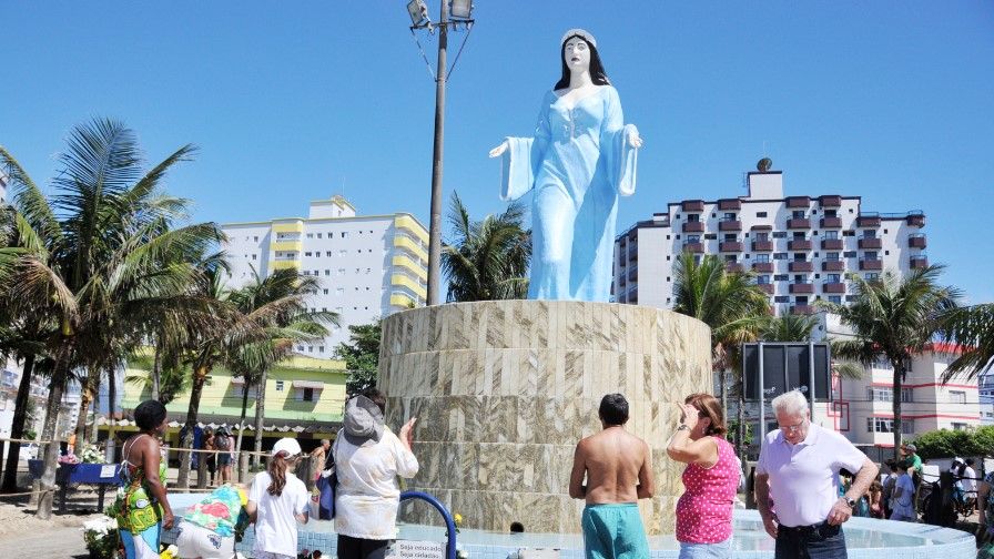 Estátua de Iemanjá colorida