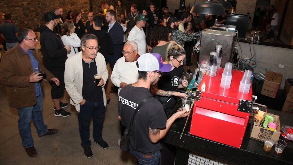 pessoas tomando cerveja em festa