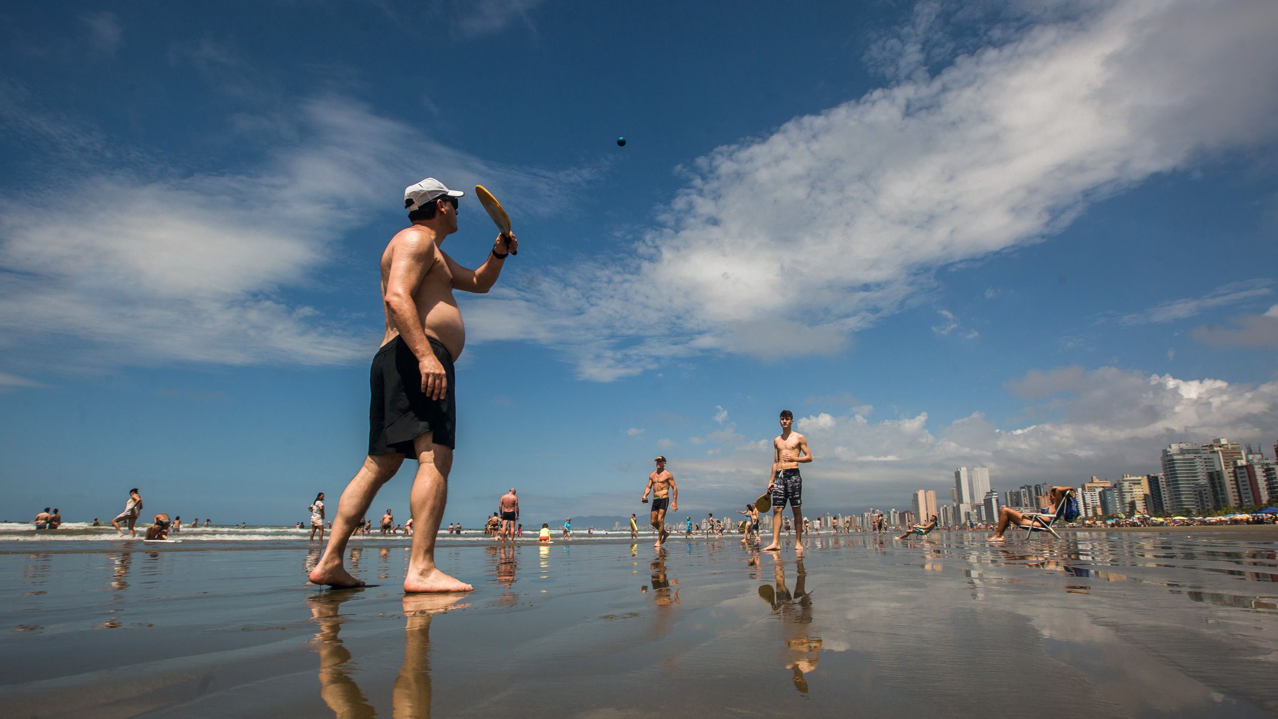 Pessoas jogando frescobol em praia de Praia Grande