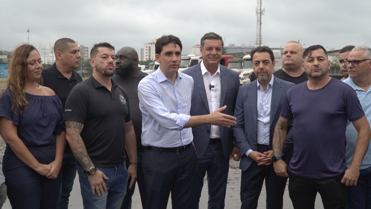 Ministro de Portes e Aeroportos, Silvio Costa Filho, ao lado do prefeito de Santos e do diretor-presidente da APS