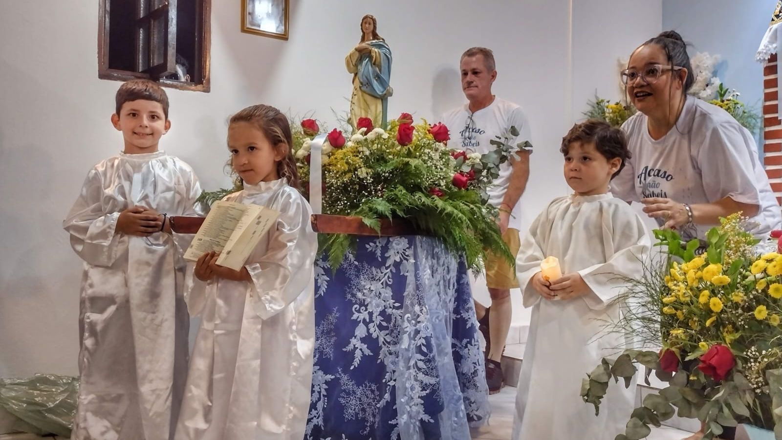 crianças em igreja católica 