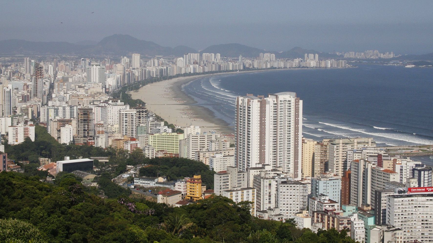 Vista aérea de prédios em praia