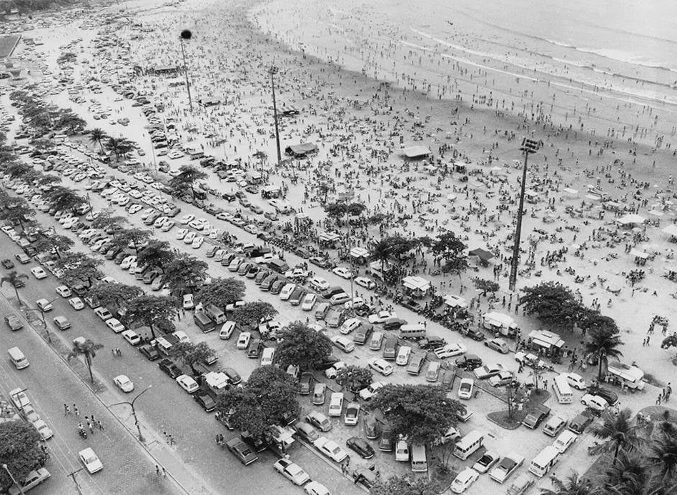 Praia do Itararé, em São Vicente, na década de 1970, 