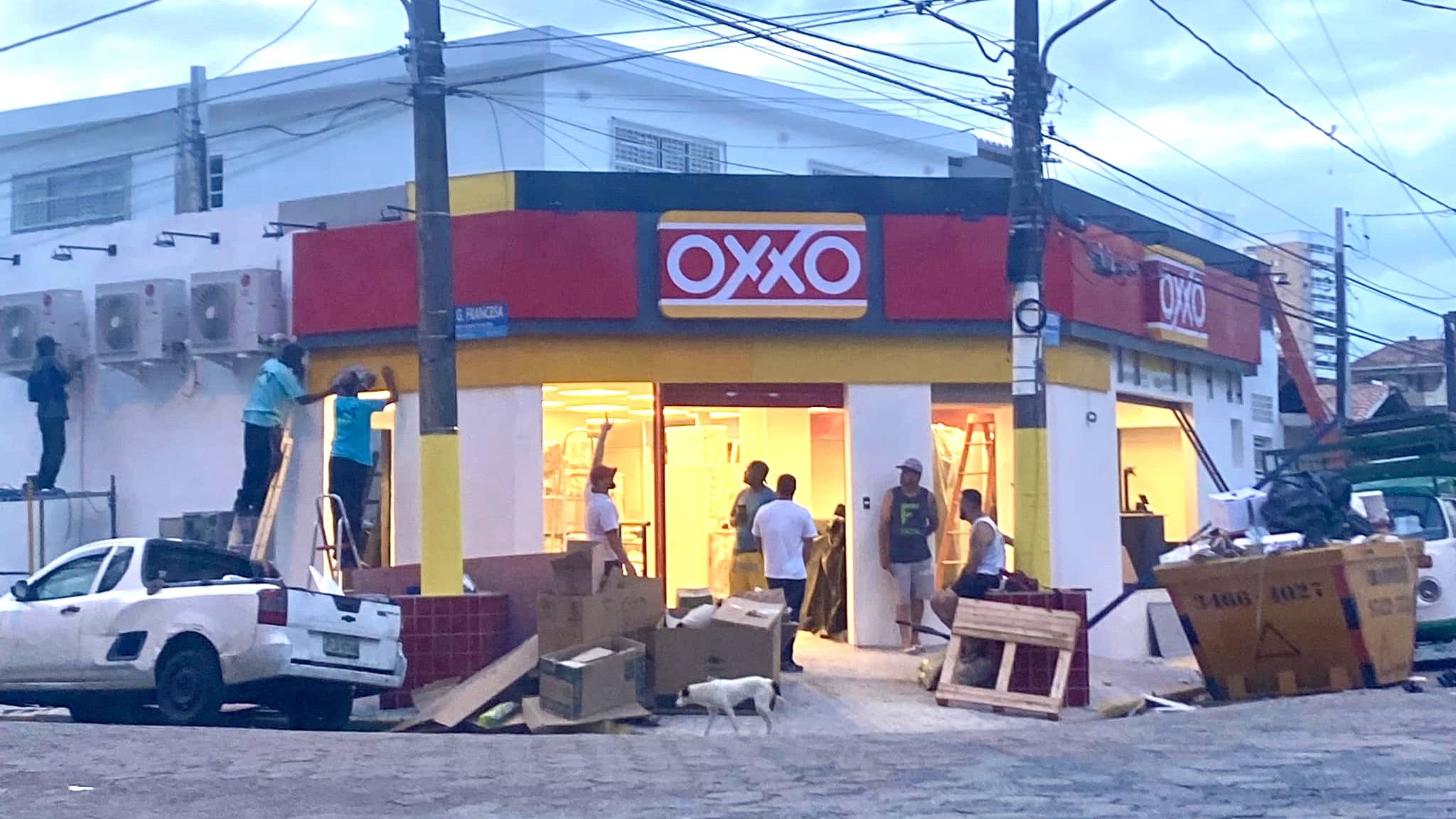 Loja da rede Oxxo em obras em Praia Grande