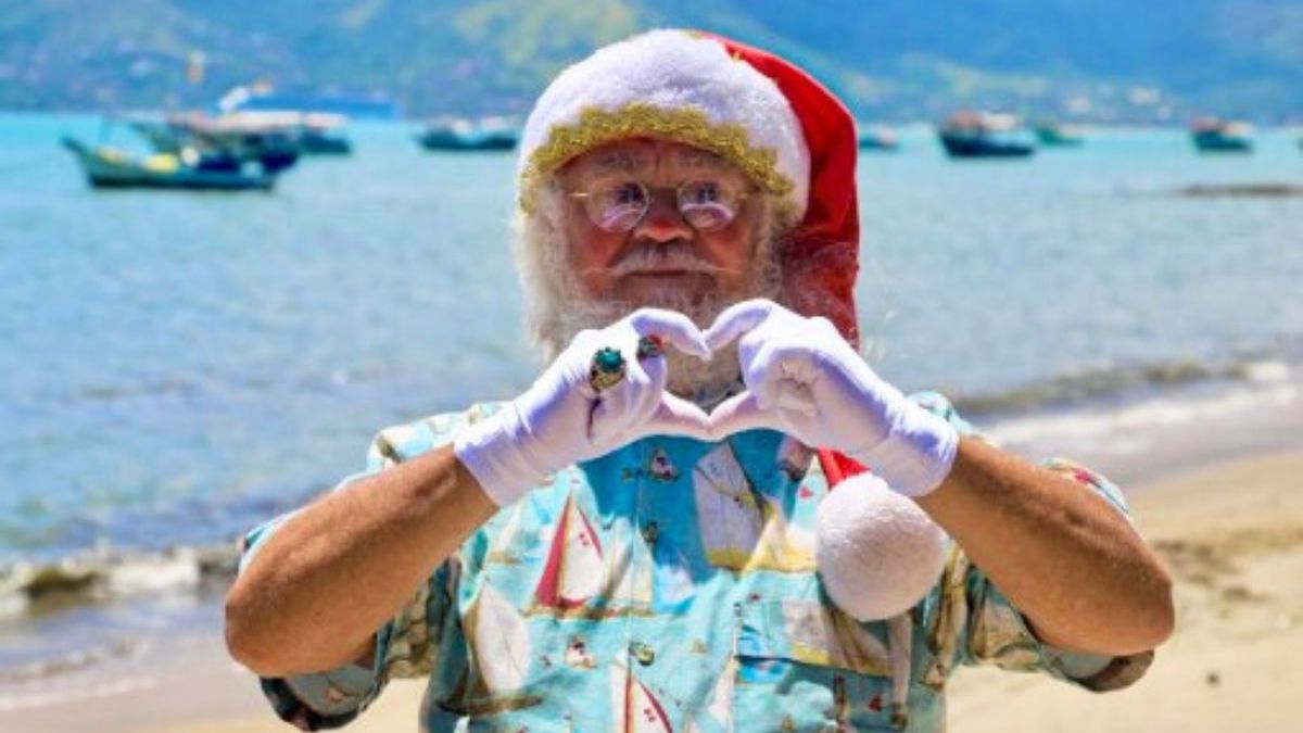 Papai Noel fazendo coração com as mãos em São Sebastião