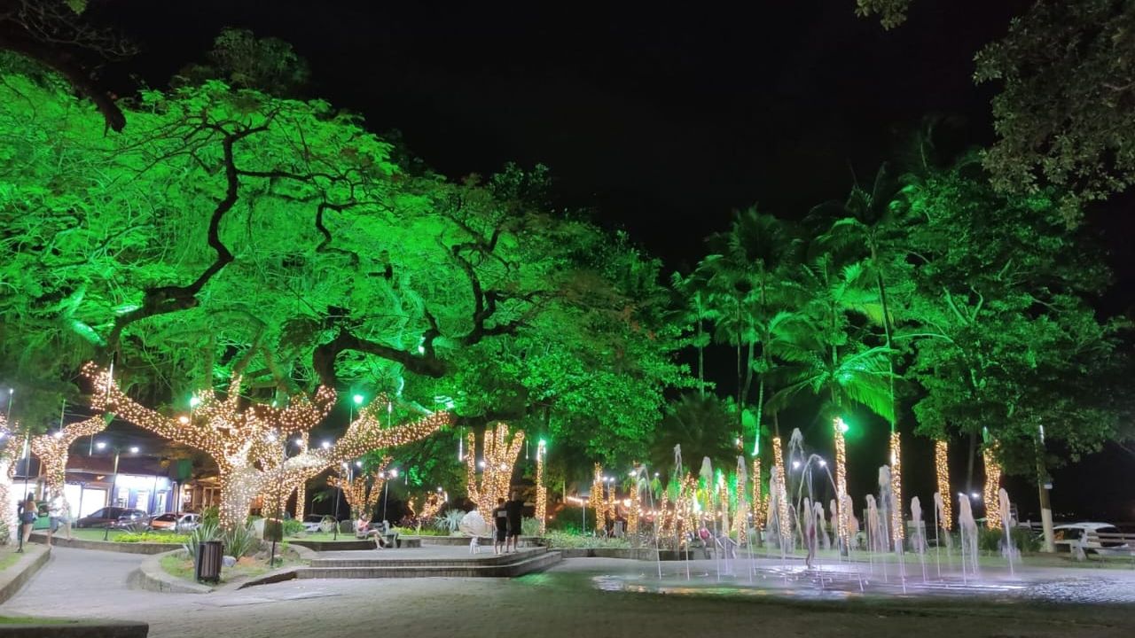 Praça Coronel Julião, na Vila, iluminada para o Natal