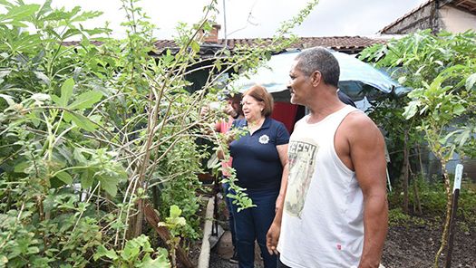 Prefeita de PG visita horta comunitária