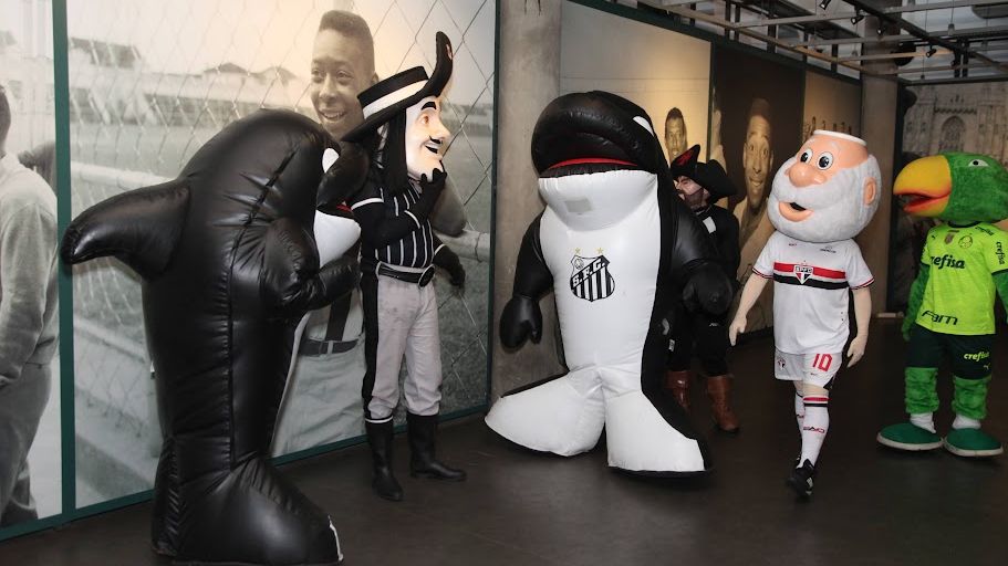 Mascotes no Museu Pelé