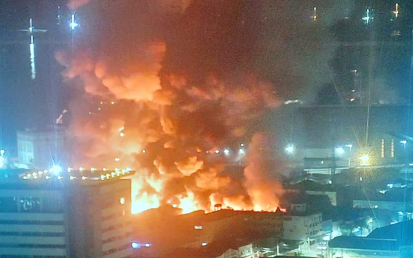 Incêndio em galpão em Santos