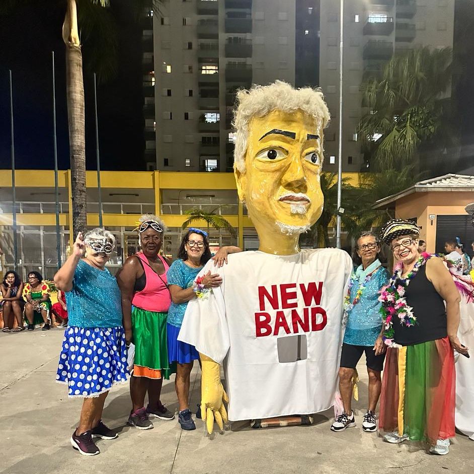 Mulheres fantasiadas posam com bonecão