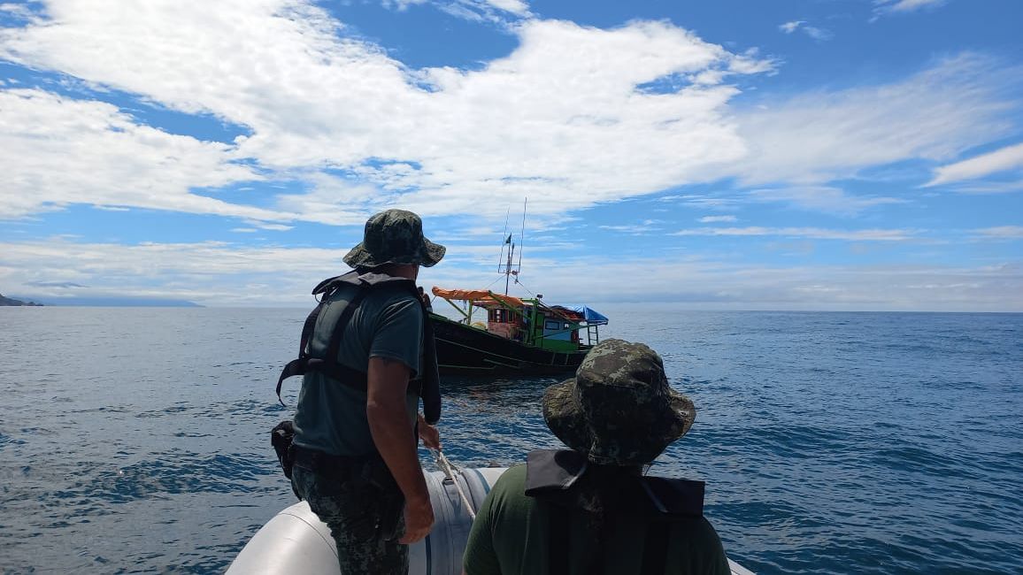 Polícia Ambiental flagra pesca irregular nas proximidades da Ilha das Couves, em Ubatuba