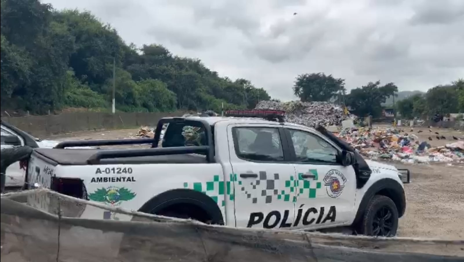 PM Ambiental durante apreensão de drogas.