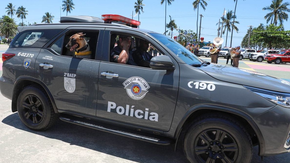 Viatura da Polícia Militar na orla da cidade de Praia Grande