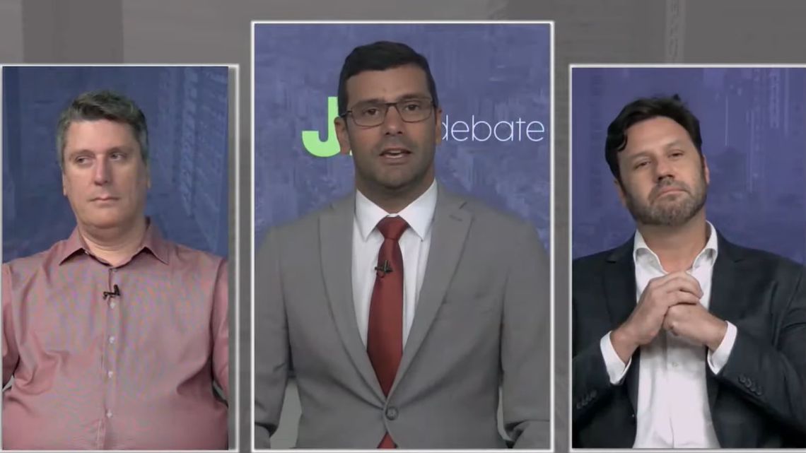 Ao centro, o apresentador Thiago Dantas comanda o debate com os advogados, à esquerda, Antônio Mello Junior e, à direita, Sérgio Guimarães