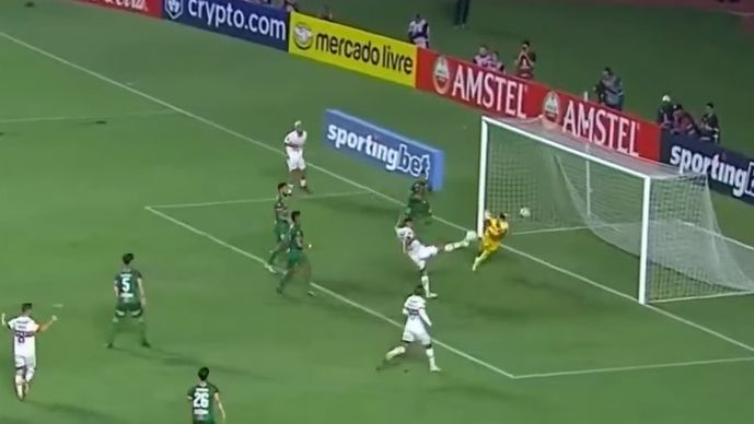 André Silva fazendo o primeiro gol da partida 