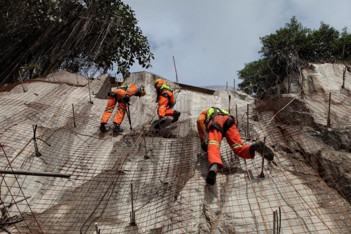 Obras de contenção em morro de Santos