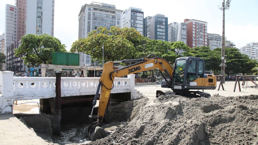 Obras em um dos canais de Santos