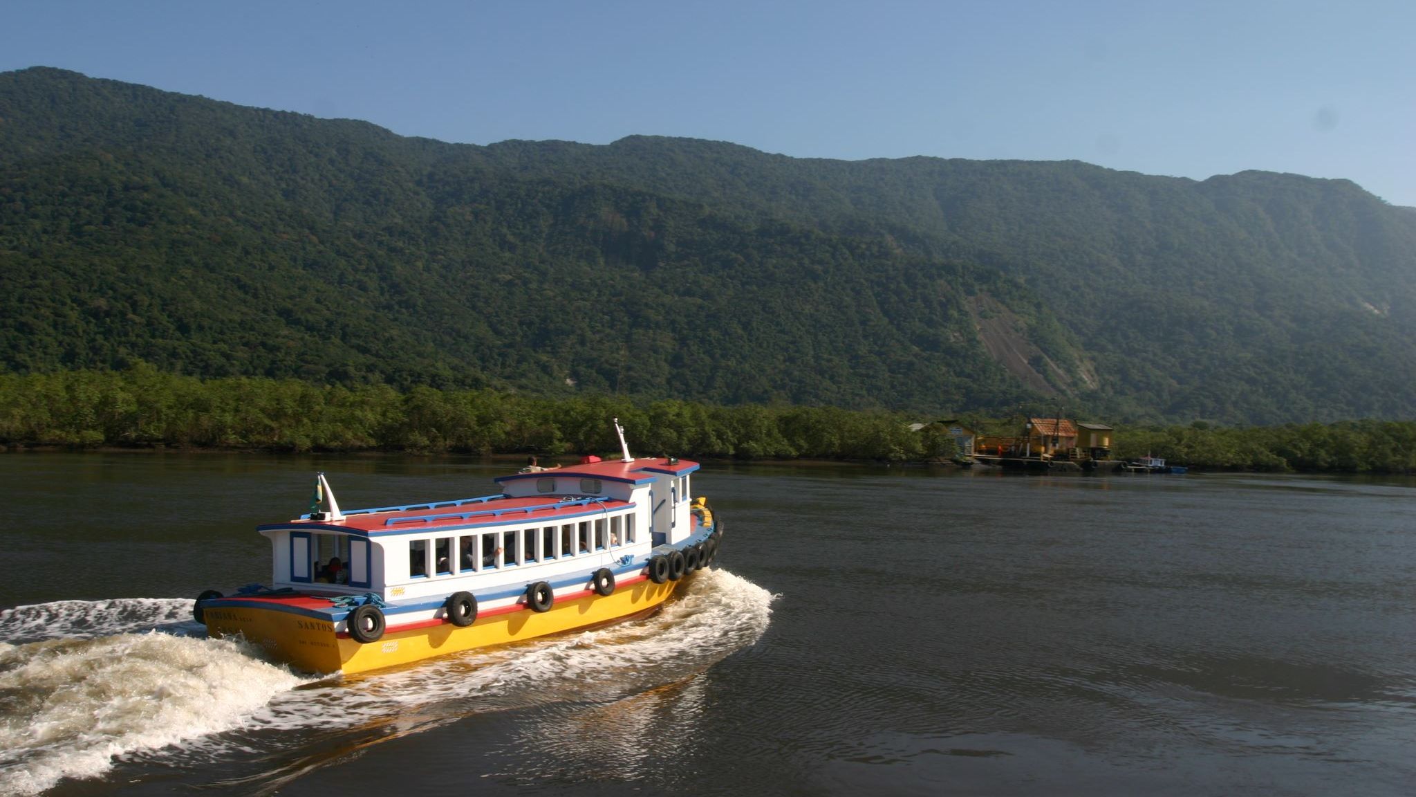 barquinho no rio Itapanhaú