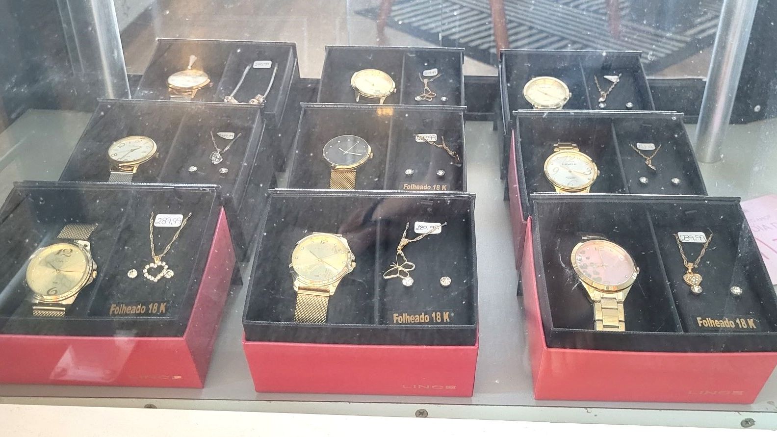 vitrine e relógios