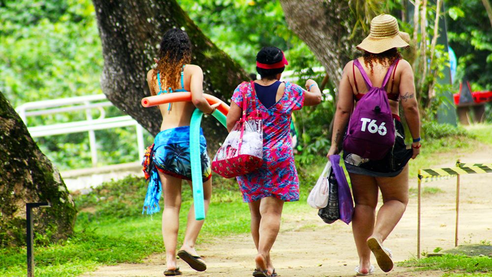Turistas circulam por praia da Ilha Anchieta, em Ubsatuba - Foto Reginaldo Pupo