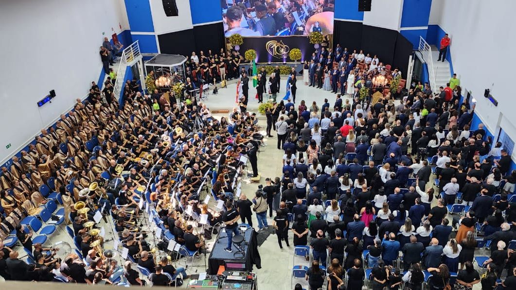 Igreja lotada com fiéis 