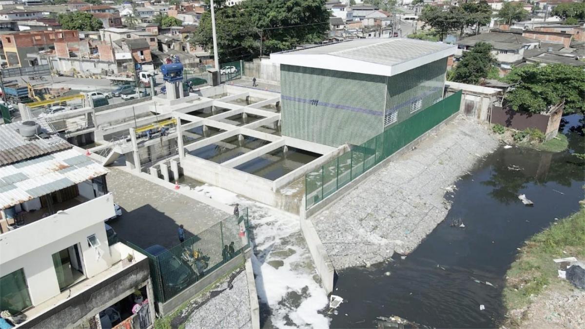 Trabalho de macrodrenagem em Santos
