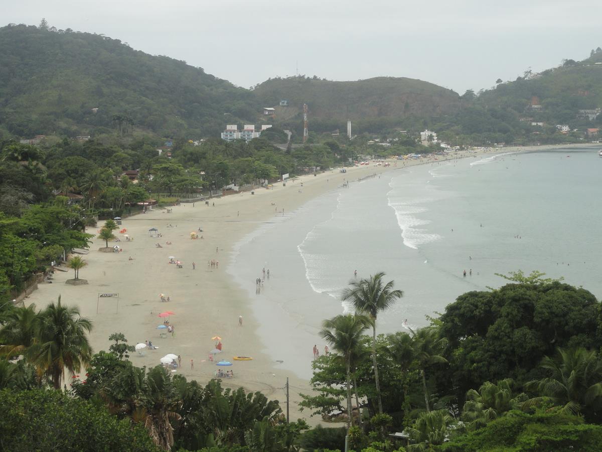 Praia da Enseada: mar calmo, pé na areia e infraestrutura completa em Ubatuba