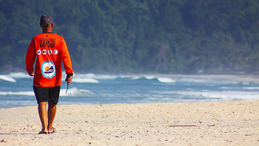 Fiscal da Samju durante patrulhamento na praia de Juquehy, em São Sebastião - Foto Reginaldo Pupo