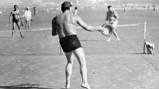 Pessoas jogando tamboréu