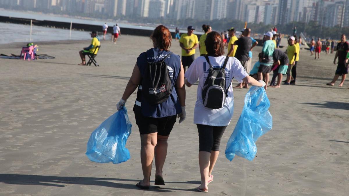 Mutirão de limpeza em praia de Santos