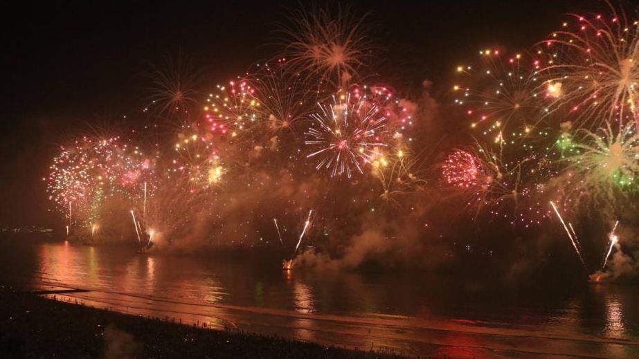 Queima de fogos na orla de Santos