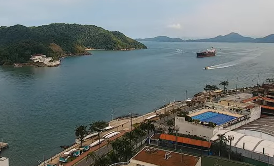 O sol luta para tentar aparecer entre as nuvens na região