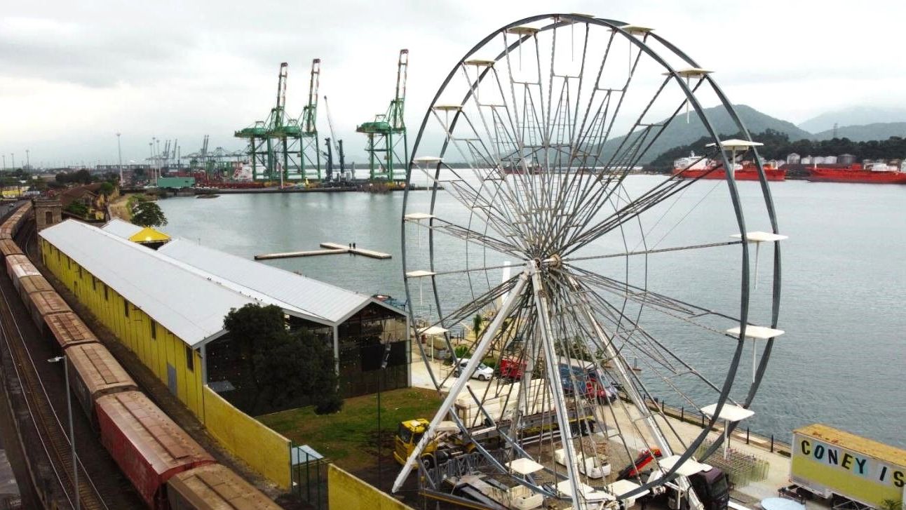 Roda gigante instalada no cais santista