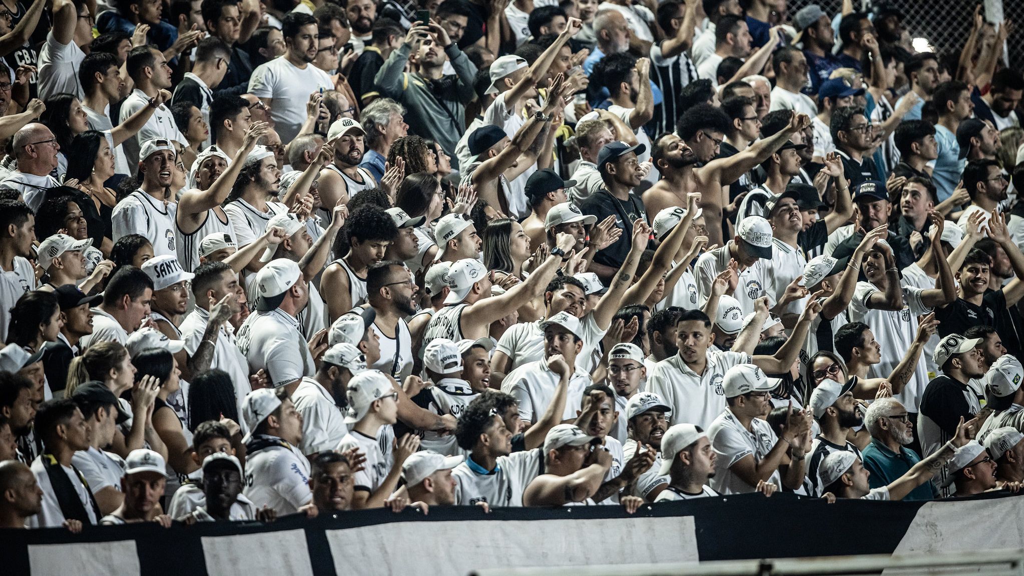 Torcida do Santos lotou o setor de visitantes no estádio OBA