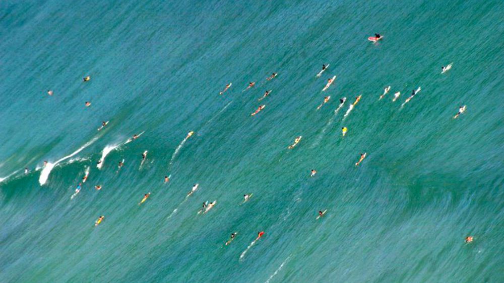 Vista aérea da praia de Maresias com grande concentração de surfistas em uma mesmo trecho do mar - Foto Reginaldo Pupo