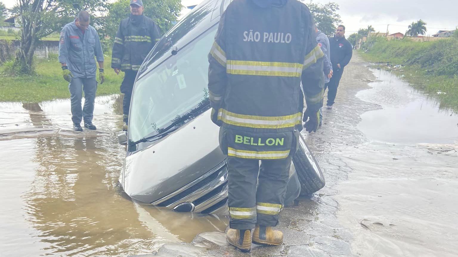 Carro em buraco