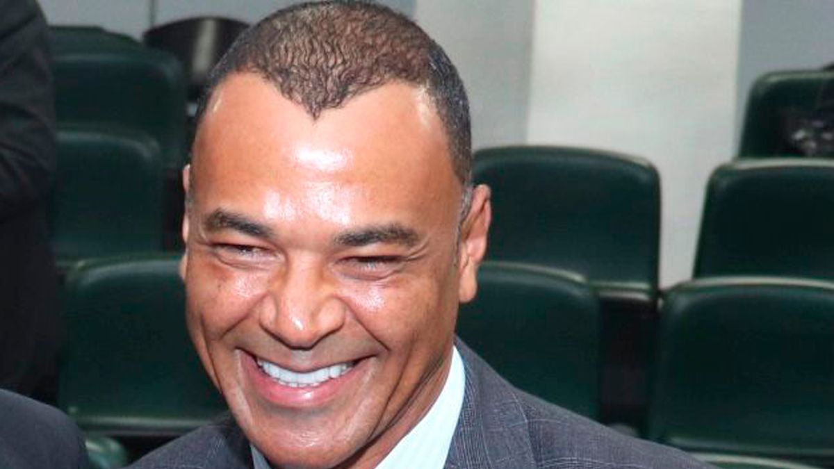 Cafu sorrindo durante o evento 
