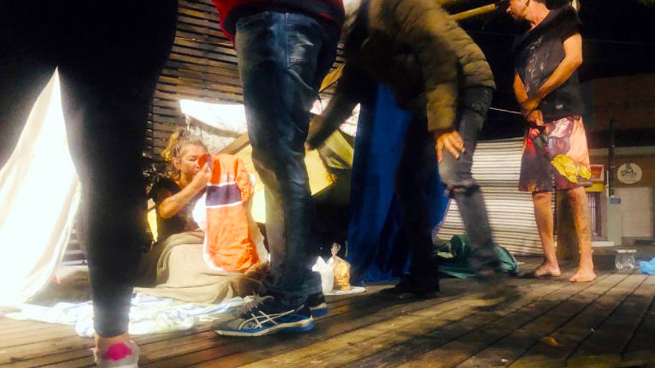 [Colocar ALTMoradora em situação de rua recebe agasalho dos motoboys - Foto Reginaldo Pupo]