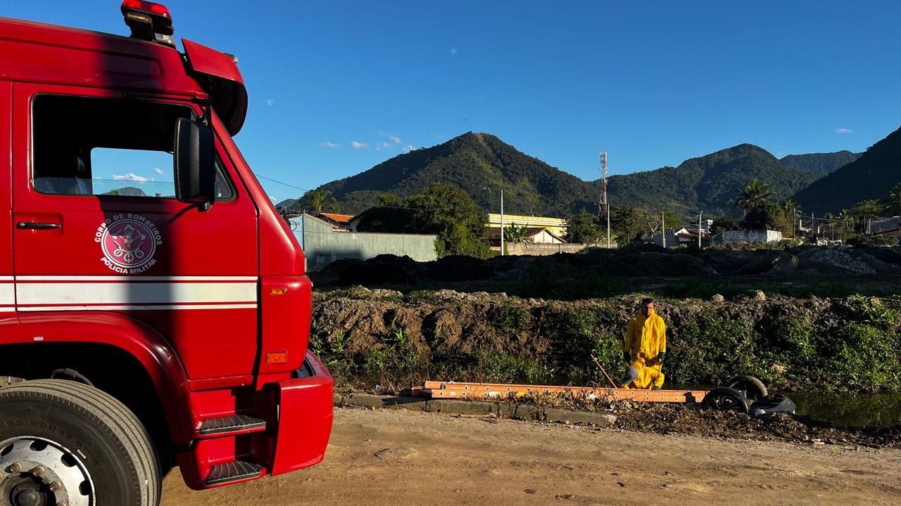 Veículo com dois adultos e uma criança foi encontrado por populares na manhã de hoje (5)