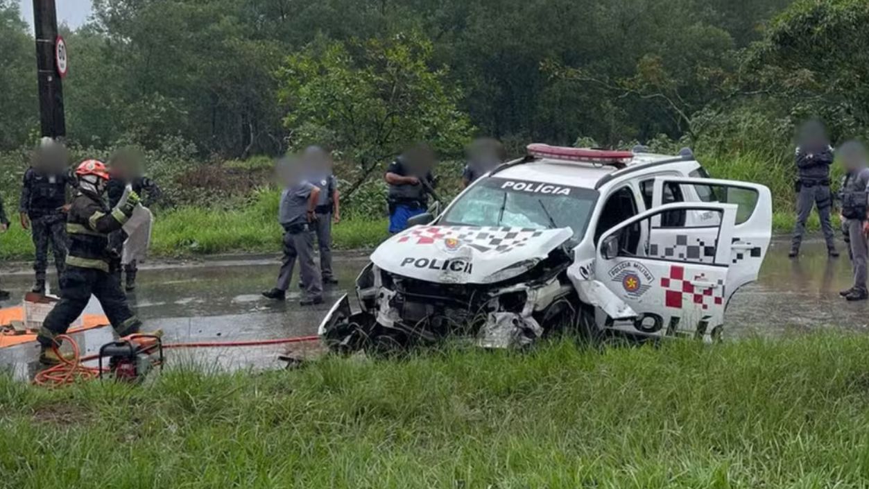 Acidente aconteceu após condutor da viatura perder controle devido a aquaplanagem na pista