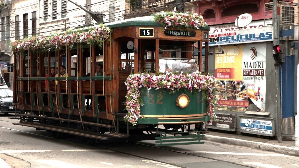 Bonde santista com flores