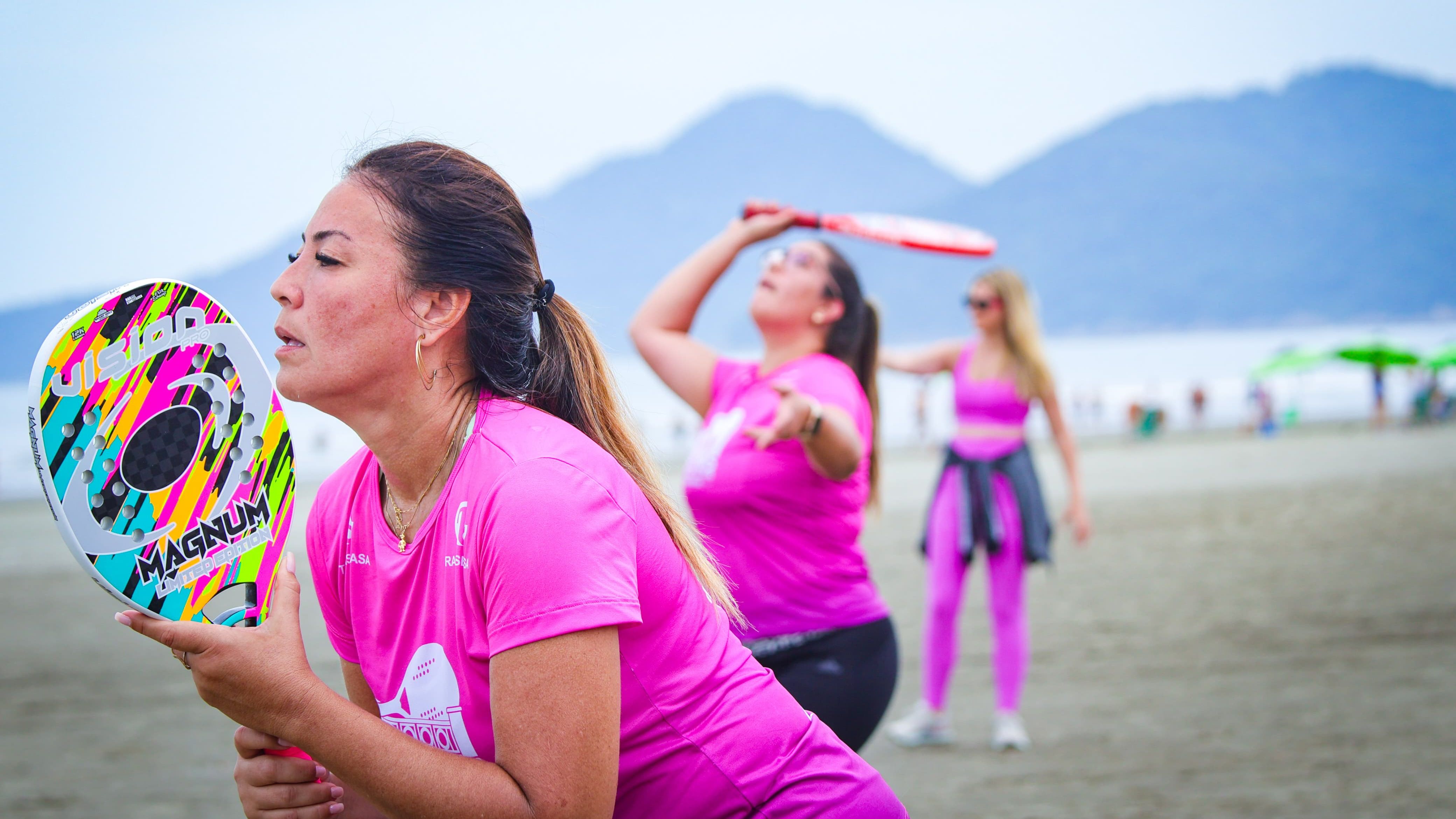 Mulheres praticando beach tennis