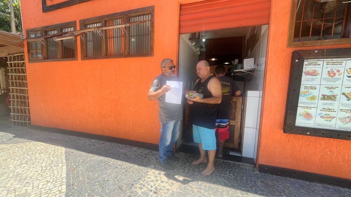Notificação a quiosques em Caraguatatuba