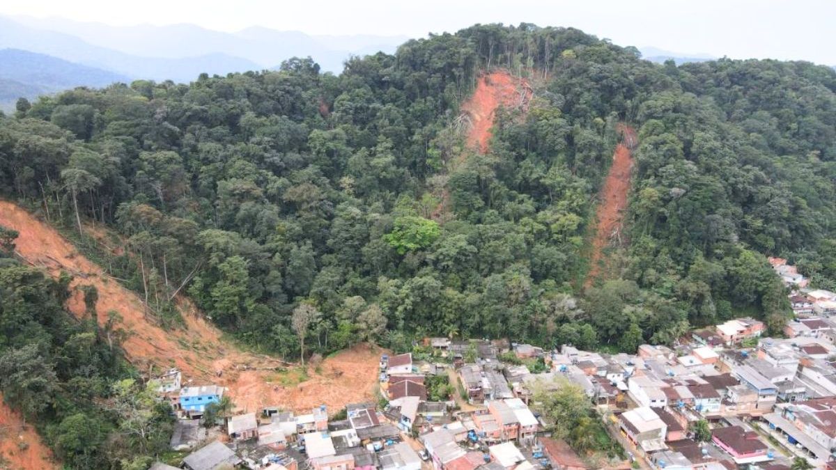 Cicatrizes das chuvas nos morros de São Sebastião