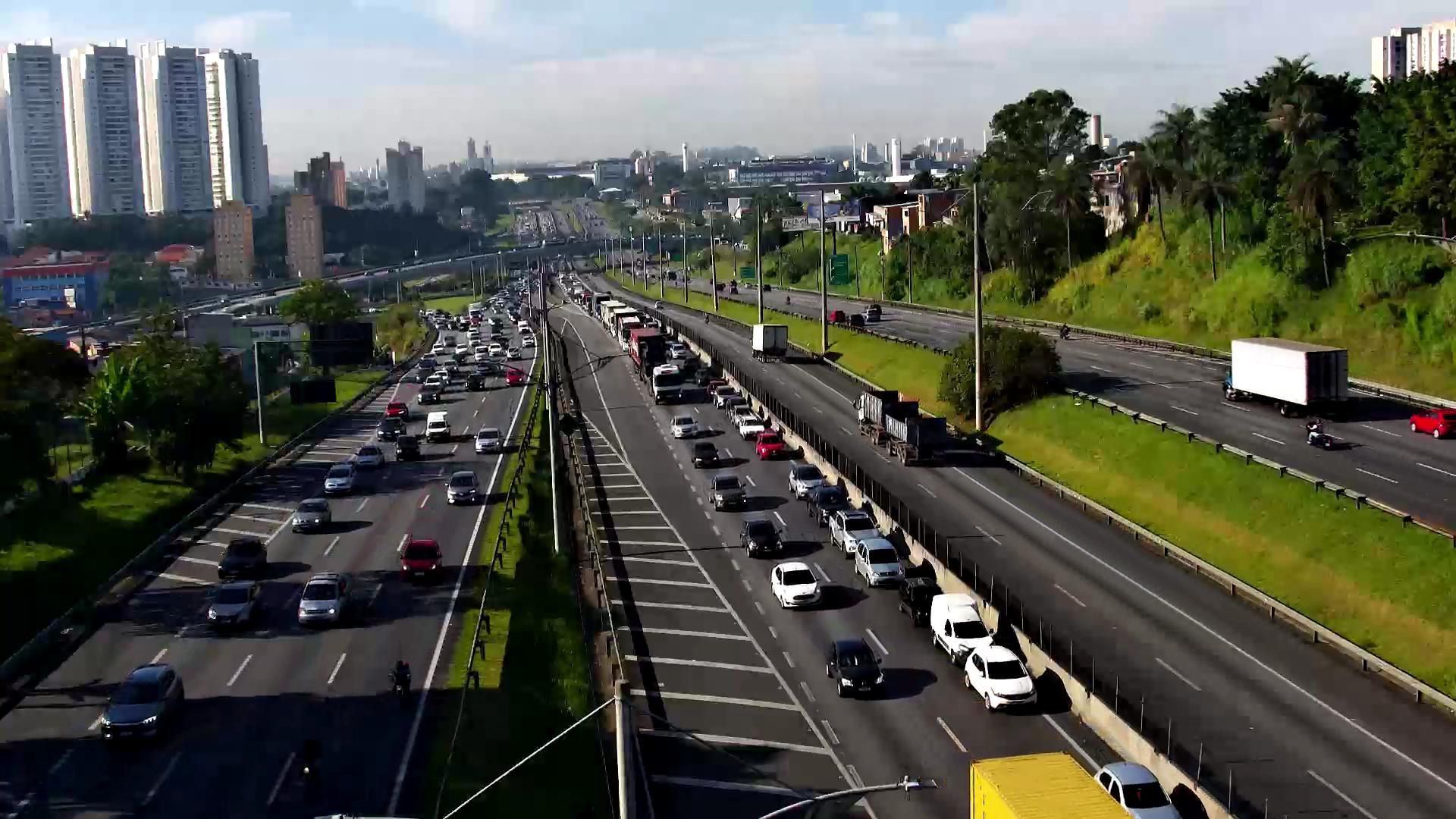 Tráfego lento na via Anchieta