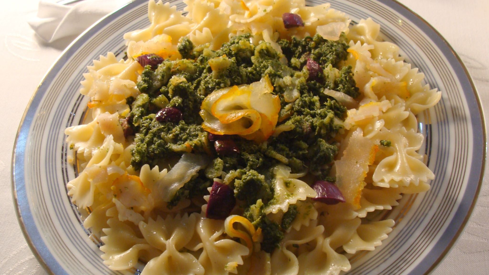 Gravatinhas com salmão ao molho de ervas