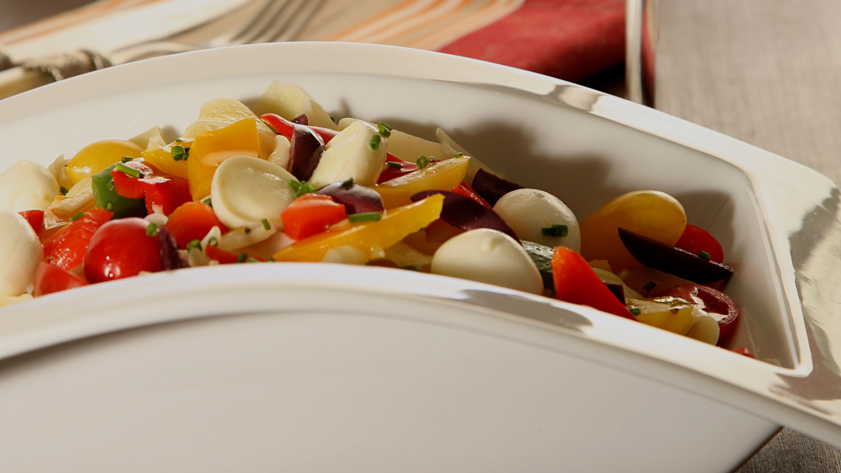 Tagliatelle colorido com confete de pimentões