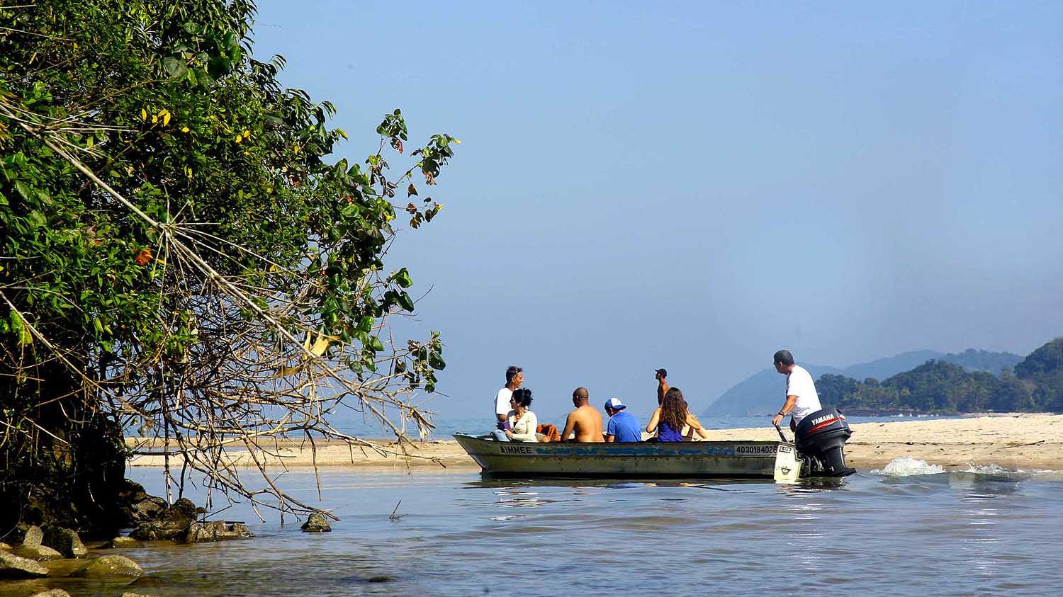 Passeio de barco pelo Rio Sahy, na Costa Sul de São Sebastião - Foto Reginaldo Pupo