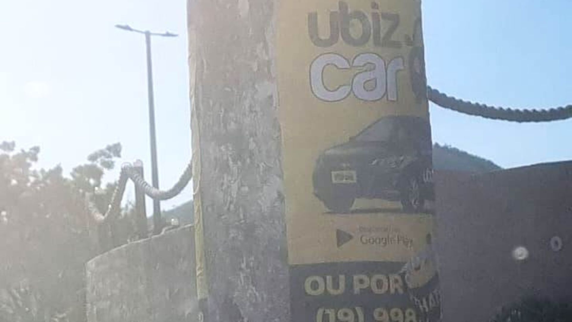 Fiscais contabilizaram 42 ruas, entre o Centro e o bairro Poiares, com postes cobertos por cartazes da empresa - Divulgação/PMC