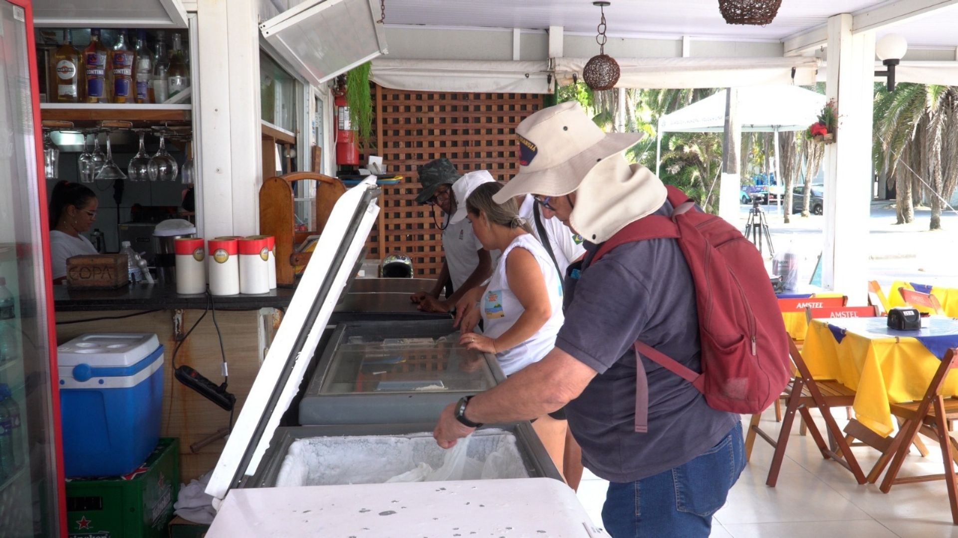 Além do gelo impróprio para consumo 51 kg de alimentos foram descartados - Divulgação/Prefeitura de Guarujá